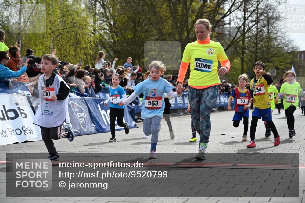 12.04.2026 - 45. Internationalen Wilhelmsburger Insellauf J. Mangold http://msf.ph/oto/9520799 12.04.2026 14:09:53 Ziel 908, 776, 172, 183, 196, 449, 772, 7, 917, 284, 44, 200, 563, 53, 712, 1512, 1525, 551, 764, 567, 720, 719 meine-sportfotos.de