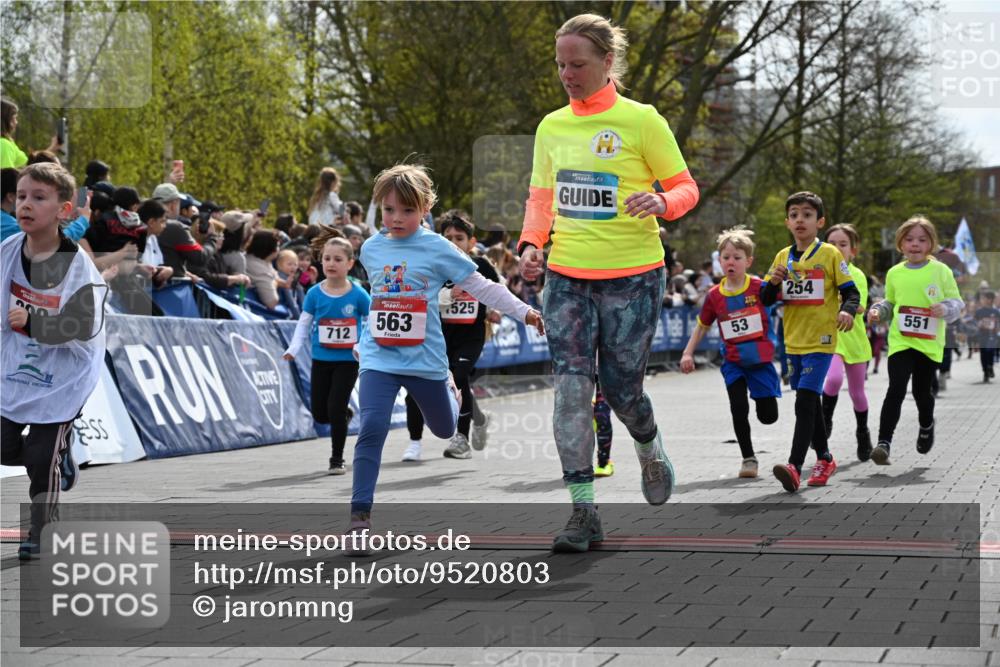 12.04.2026 - 45. Internationalen Wilhelmsburger Insellauf J. Mangold http://msf.ph/oto/9520803 12.04.2026 14:09:53 Ziel 908, 776, 172, 183, 196, 449, 772, 7, 917, 284, 44, 200, 563, 53, 712, 1512, 1525, 551, 764, 567, 720, 719 meine-sportfotos.de