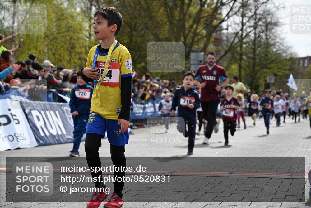 12.04.2026 - 45. Internationalen Wilhelmsburger Insellauf J. Mangold http://msf.ph/oto/9520831 12.04.2026 14:09:57 Ziel 200, 563, 53, 712, 1512, 1525, 551, 764, 567, 720, 719, 907, 158, 268, 543, 721, 1503, 736, 715, 6 meine-sportfotos.de