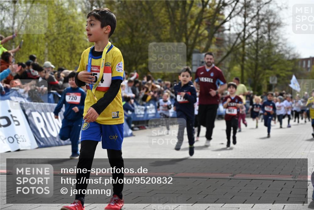 12.04.2026 - 45. Internationalen Wilhelmsburger Insellauf J. Mangold http://msf.ph/oto/9520832 12.04.2026 14:09:57 Ziel 200, 563, 53, 712, 1512, 1525, 551, 764, 567, 720, 719, 907, 158, 268, 543, 721, 1503, 736, 715, 6 meine-sportfotos.de