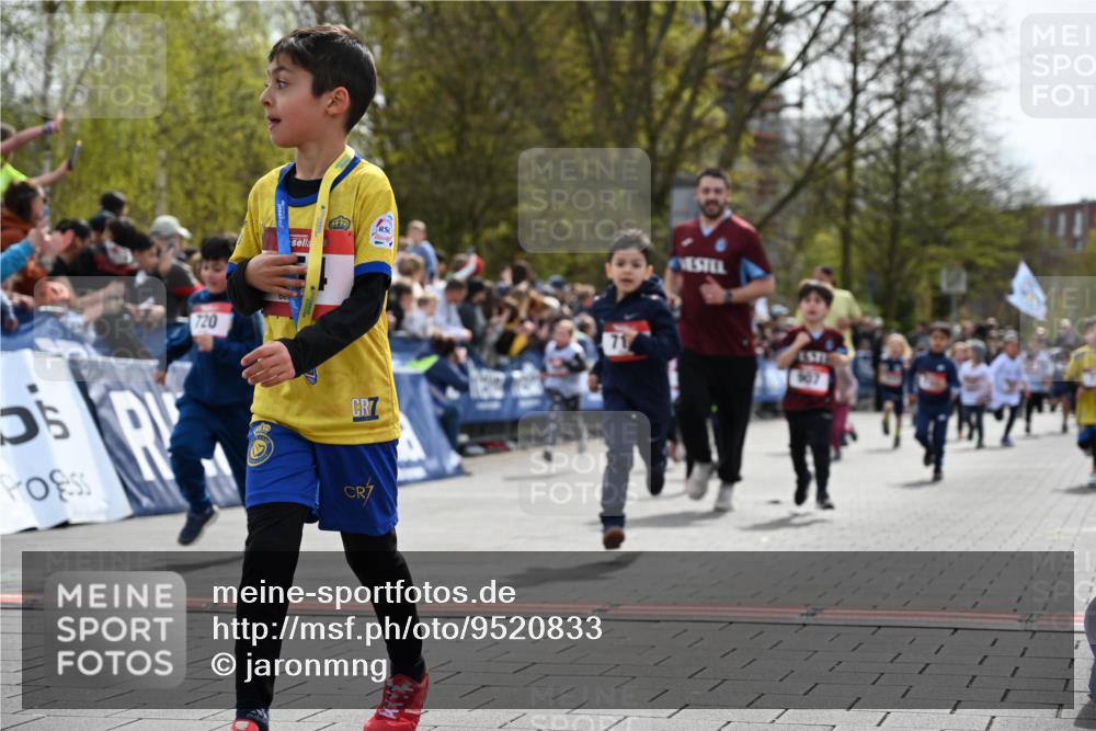 12.04.2026 - 45. Internationalen Wilhelmsburger Insellauf J. Mangold http://msf.ph/oto/9520833 12.04.2026 14:09:57 Ziel 200, 563, 53, 712, 1512, 1525, 551, 764, 567, 720, 719, 907, 158, 268, 543, 721, 1503, 736, 715, 6 meine-sportfotos.de