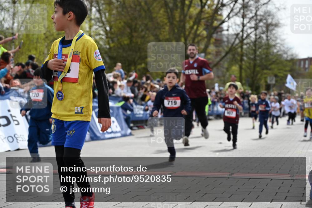 12.04.2026 - 45. Internationalen Wilhelmsburger Insellauf J. Mangold http://msf.ph/oto/9520835 12.04.2026 14:09:57 Ziel 200, 563, 53, 712, 1512, 1525, 551, 764, 567, 720, 719, 907, 158, 268, 543, 721, 1503, 736, 715, 6 meine-sportfotos.de