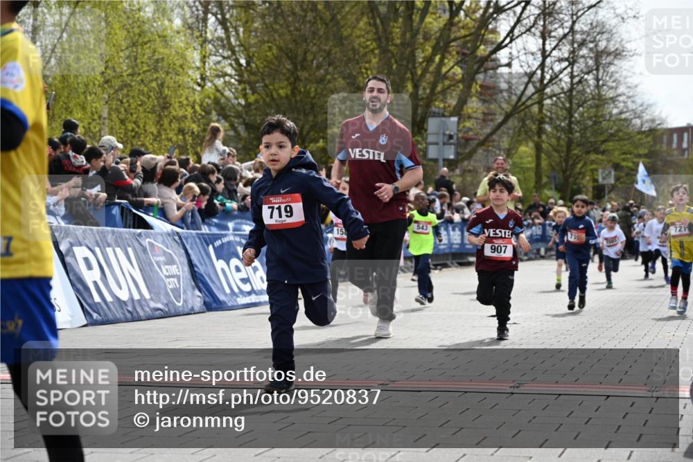 12.04.2026 - 45. Internationalen Wilhelmsburger Insellauf J. Mangold http://msf.ph/oto/9520837 12.04.2026 14:09:58 Ziel 53, 712, 1512, 1525, 551, 764, 567, 720, 719, 907, 158, 268, 543, 721, 1503, 736, 715, 6, 1504, 412, 681 meine-sportfotos.de