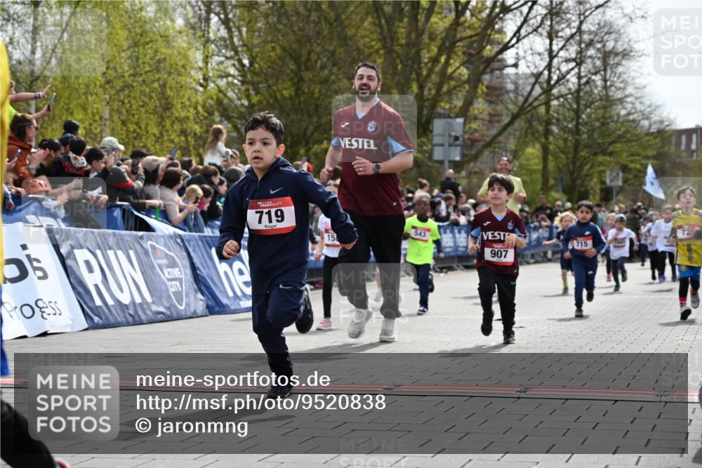 12.04.2026 - 45. Internationalen Wilhelmsburger Insellauf J. Mangold http://msf.ph/oto/9520838 12.04.2026 14:09:58 Ziel 53, 712, 1512, 1525, 551, 764, 567, 720, 719, 907, 158, 268, 543, 721, 1503, 736, 715, 6, 1504, 412, 681 meine-sportfotos.de