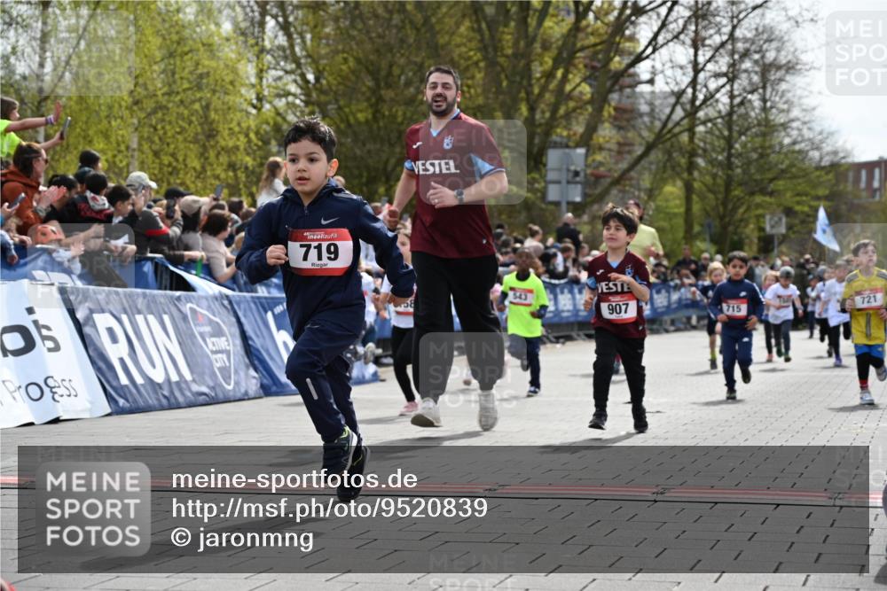 12.04.2026 - 45. Internationalen Wilhelmsburger Insellauf J. Mangold http://msf.ph/oto/9520839 12.04.2026 14:09:58 Ziel 53, 712, 1512, 1525, 551, 764, 567, 720, 719, 907, 158, 268, 543, 721, 1503, 736, 715, 6, 1504, 412, 681 meine-sportfotos.de