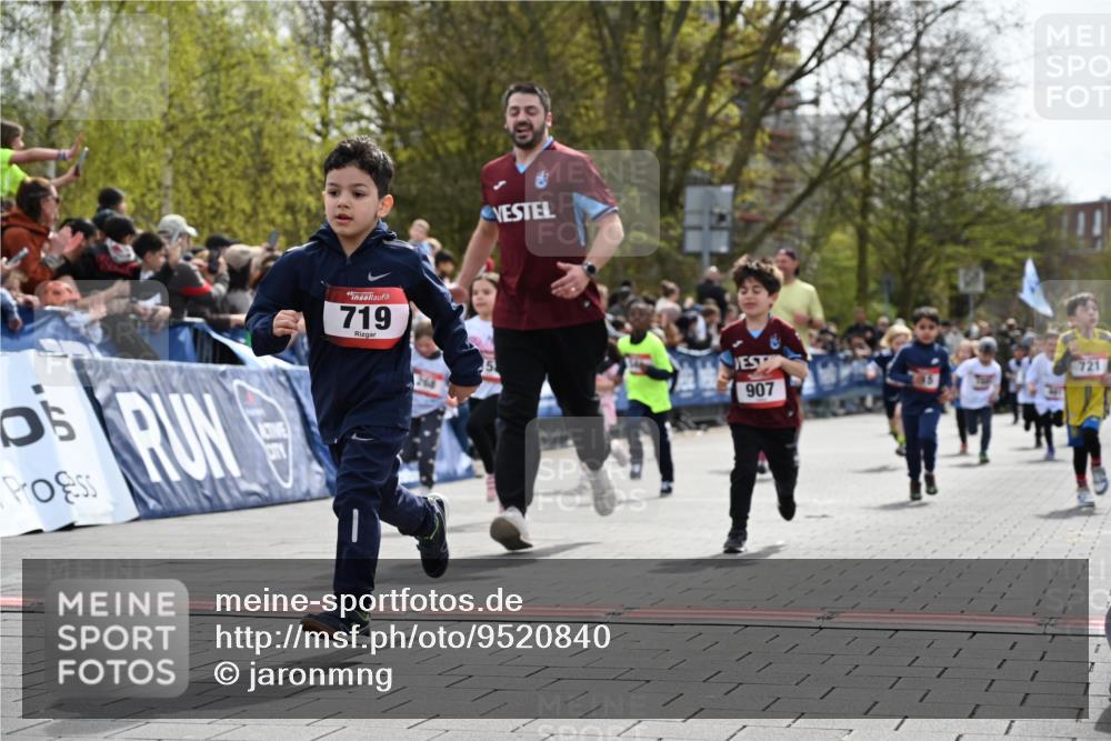 12.04.2026 - 45. Internationalen Wilhelmsburger Insellauf J. Mangold http://msf.ph/oto/9520840 12.04.2026 14:09:58 Ziel 53, 712, 1512, 1525, 551, 764, 567, 720, 719, 907, 158, 268, 543, 721, 1503, 736, 715, 6, 1504, 412, 681 meine-sportfotos.de