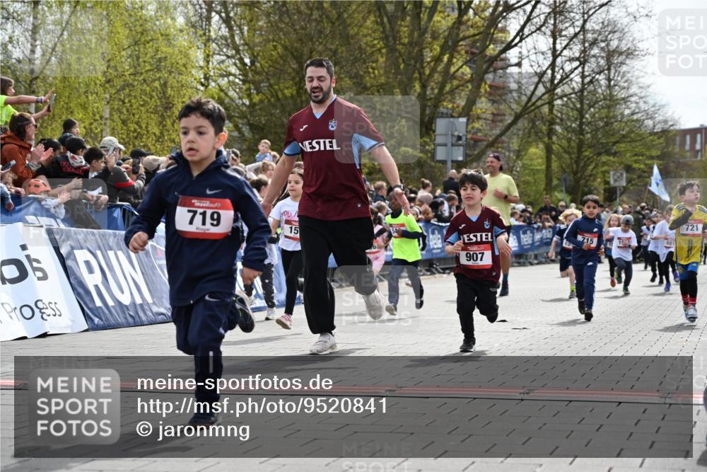 12.04.2026 - 45. Internationalen Wilhelmsburger Insellauf J. Mangold http://msf.ph/oto/9520841 12.04.2026 14:09:58 Ziel 53, 712, 1512, 1525, 551, 764, 567, 720, 719, 907, 158, 268, 543, 721, 1503, 736, 715, 6, 1504, 412, 681 meine-sportfotos.de