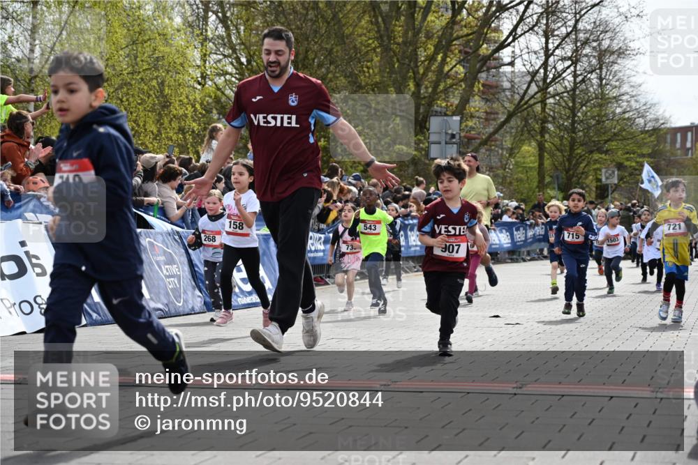 12.04.2026 - 45. Internationalen Wilhelmsburger Insellauf J. Mangold http://msf.ph/oto/9520844 12.04.2026 14:09:58 Ziel 53, 712, 1512, 1525, 551, 764, 567, 720, 719, 907, 158, 268, 543, 721, 1503, 736, 715, 6, 1504, 412, 681 meine-sportfotos.de