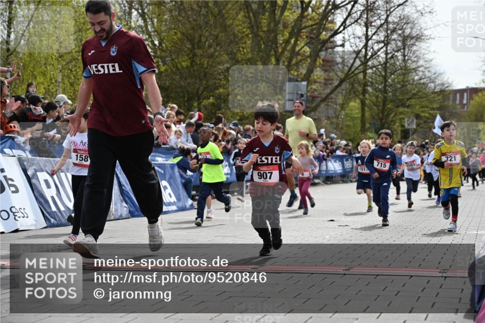 12.04.2026 - 45. Internationalen Wilhelmsburger Insellauf J. Mangold http://msf.ph/oto/9520846 12.04.2026 14:09:59 Ziel 720, 719, 907, 158, 268, 543, 721, 1503, 736, 715, 6, 1504, 412, 681 meine-sportfotos.de