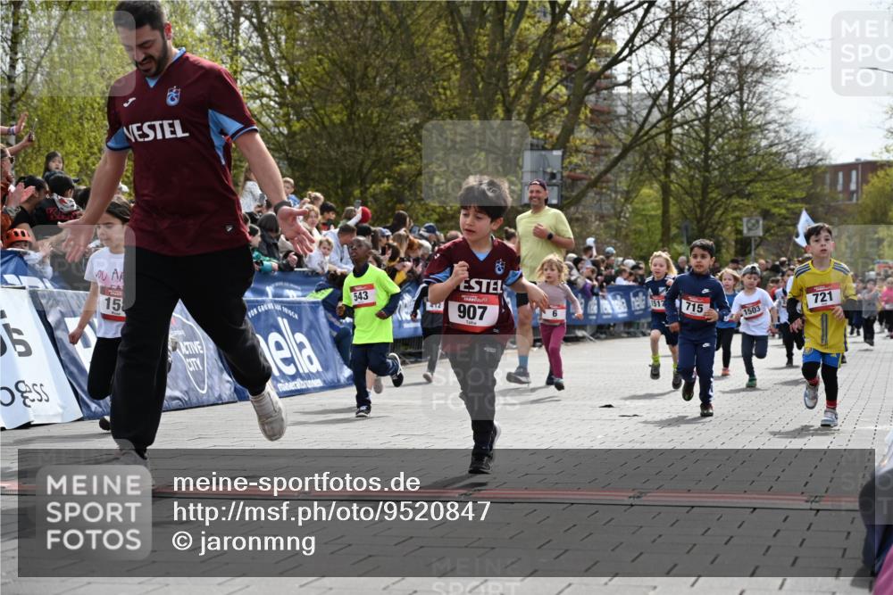 12.04.2026 - 45. Internationalen Wilhelmsburger Insellauf J. Mangold http://msf.ph/oto/9520847 12.04.2026 14:09:59 Ziel 720, 719, 907, 158, 268, 543, 721, 1503, 736, 715, 6, 1504, 412, 681 meine-sportfotos.de