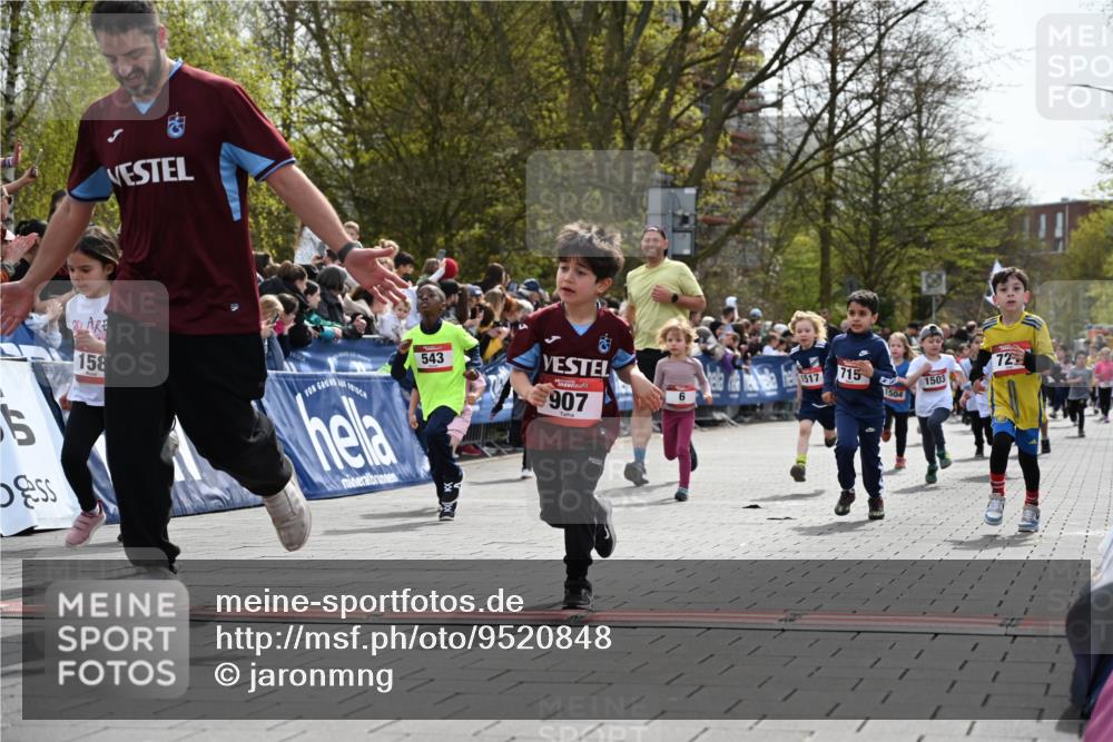 12.04.2026 - 45. Internationalen Wilhelmsburger Insellauf J. Mangold http://msf.ph/oto/9520848 12.04.2026 14:09:59 Ziel 720, 719, 907, 158, 268, 543, 721, 1503, 736, 715, 6, 1504, 412, 681 meine-sportfotos.de