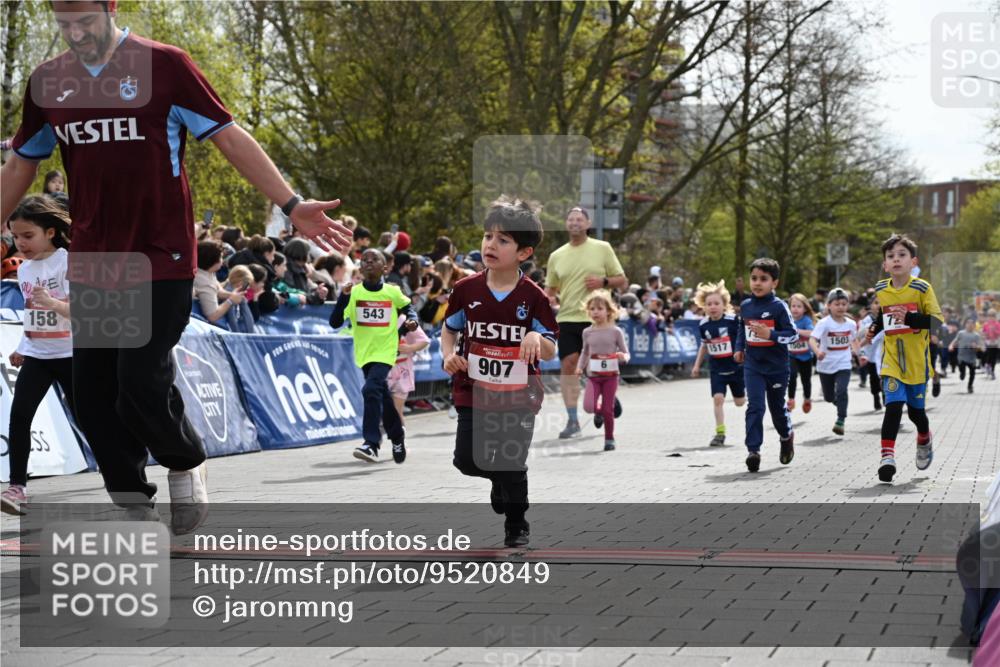 12.04.2026 - 45. Internationalen Wilhelmsburger Insellauf J. Mangold http://msf.ph/oto/9520849 12.04.2026 14:09:59 Ziel 720, 719, 907, 158, 268, 543, 721, 1503, 736, 715, 6, 1504, 412, 681 meine-sportfotos.de