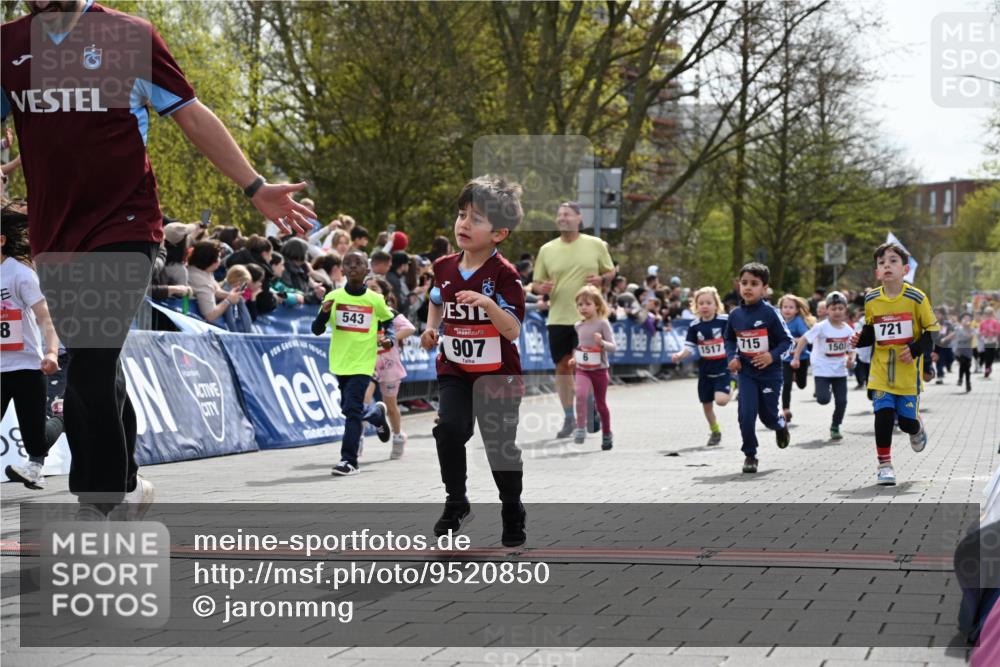 12.04.2026 - 45. Internationalen Wilhelmsburger Insellauf J. Mangold http://msf.ph/oto/9520850 12.04.2026 14:09:59 Ziel 720, 719, 907, 158, 268, 543, 721, 1503, 736, 715, 6, 1504, 412, 681 meine-sportfotos.de