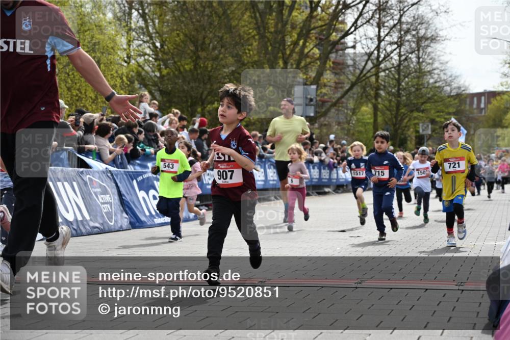 12.04.2026 - 45. Internationalen Wilhelmsburger Insellauf J. Mangold http://msf.ph/oto/9520851 12.04.2026 14:09:59 Ziel 720, 719, 907, 158, 268, 543, 721, 1503, 736, 715, 6, 1504, 412, 681 meine-sportfotos.de