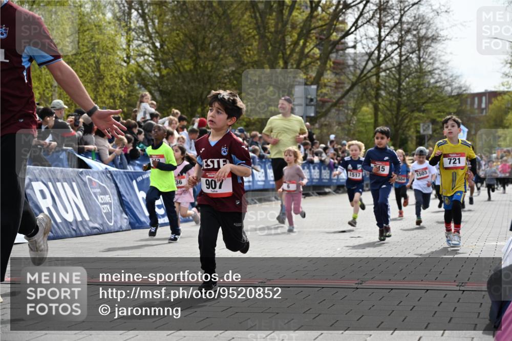 12.04.2026 - 45. Internationalen Wilhelmsburger Insellauf J. Mangold http://msf.ph/oto/9520852 12.04.2026 14:09:59 Ziel 720, 719, 907, 158, 268, 543, 721, 1503, 736, 715, 6, 1504, 412, 681 meine-sportfotos.de