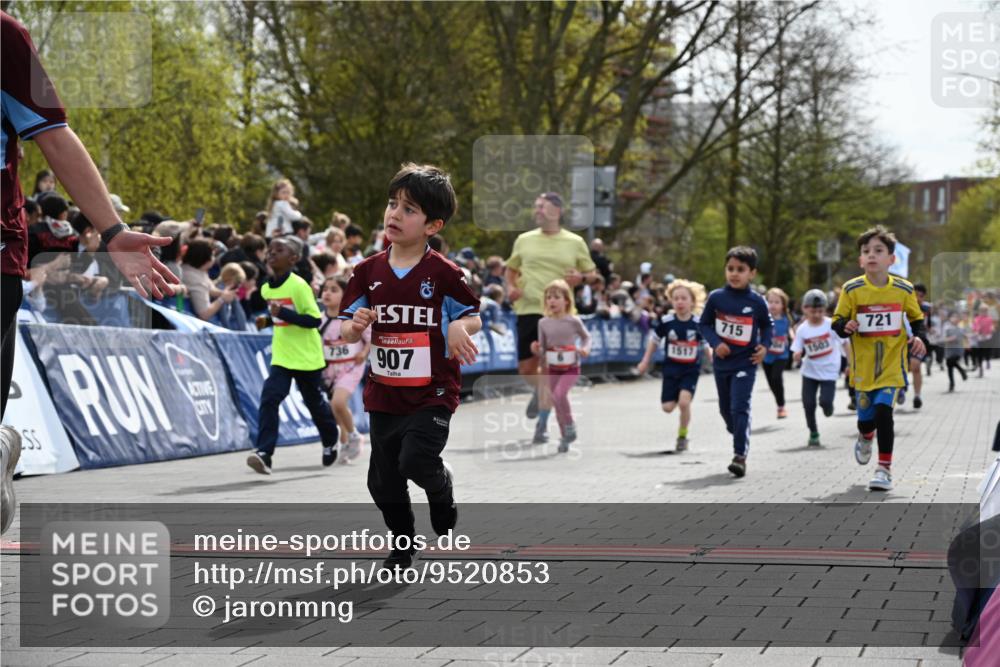 12.04.2026 - 45. Internationalen Wilhelmsburger Insellauf J. Mangold http://msf.ph/oto/9520853 12.04.2026 14:09:59 Ziel 720, 719, 907, 158, 268, 543, 721, 1503, 736, 715, 6, 1504, 412, 681 meine-sportfotos.de