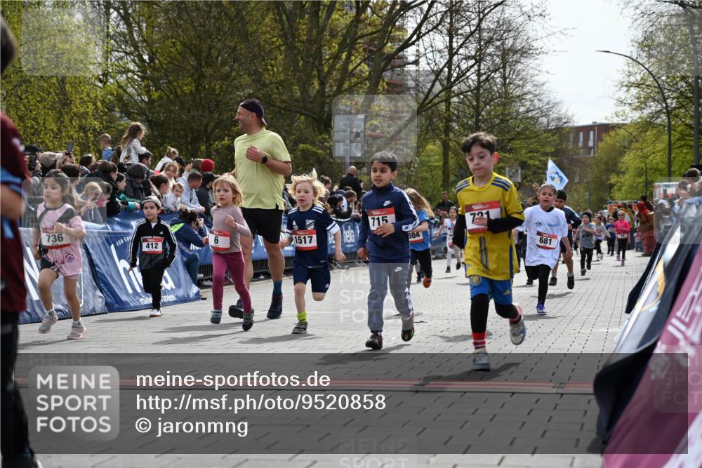 12.04.2026 - 45. Internationalen Wilhelmsburger Insellauf J. Mangold http://msf.ph/oto/9520858 12.04.2026 14:10:00 Ziel 720, 719, 907, 158, 268, 543, 721, 1503, 736, 715, 6, 1504, 412, 681, 640, 248, 441 meine-sportfotos.de