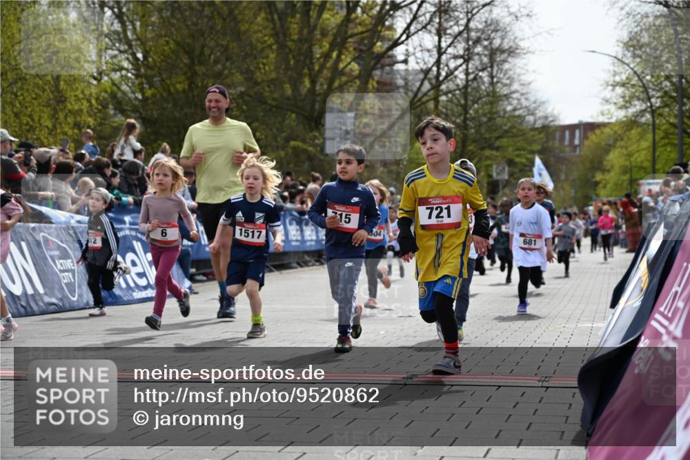 12.04.2026 - 45. Internationalen Wilhelmsburger Insellauf J. Mangold http://msf.ph/oto/9520862 12.04.2026 14:10:00 Ziel 720, 719, 907, 158, 268, 543, 721, 1503, 736, 715, 6, 1504, 412, 681, 640, 248, 441 meine-sportfotos.de