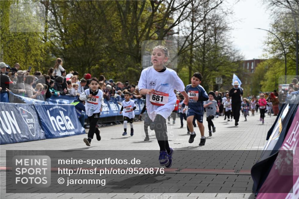 12.04.2026 - 45. Internationalen Wilhelmsburger Insellauf J. Mangold http://msf.ph/oto/9520876 12.04.2026 14:10:03 Ziel 907, 158, 268, 543, 721, 1503, 736, 715, 6, 1504, 412, 681, 640, 248, 441, 723, 119, 186, 224, 745 meine-sportfotos.de