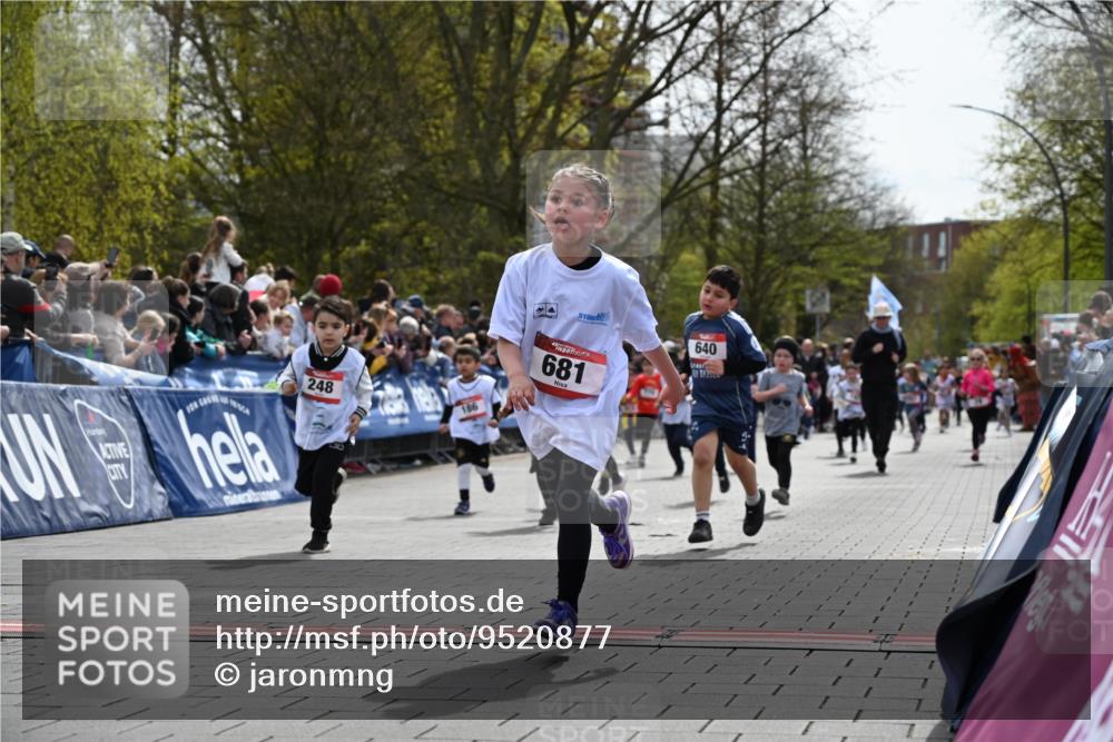 12.04.2026 - 45. Internationalen Wilhelmsburger Insellauf J. Mangold http://msf.ph/oto/9520877 12.04.2026 14:10:03 Ziel 907, 158, 268, 543, 721, 1503, 736, 715, 6, 1504, 412, 681, 640, 248, 441, 723, 119, 186, 224, 745 meine-sportfotos.de