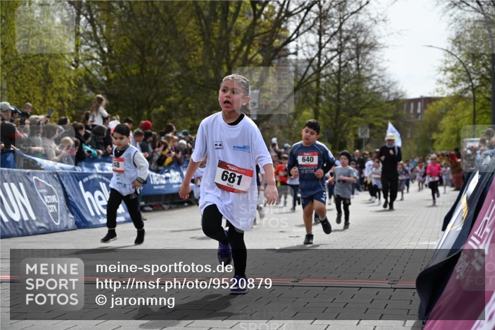 12.04.2026 - 45. Internationalen Wilhelmsburger Insellauf J. Mangold http://msf.ph/oto/9520879 12.04.2026 14:10:03 Ziel 907, 158, 268, 543, 721, 1503, 736, 715, 6, 1504, 412, 681, 640, 248, 441, 723, 119, 186, 224, 745 meine-sportfotos.de