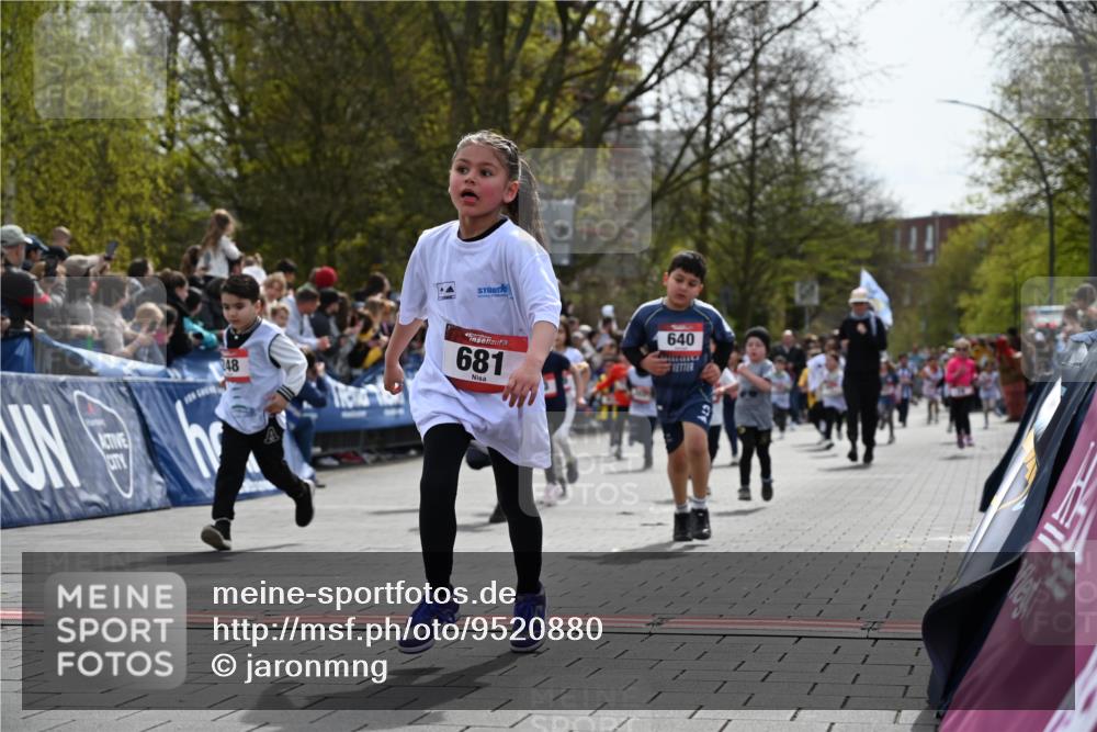 12.04.2026 - 45. Internationalen Wilhelmsburger Insellauf J. Mangold http://msf.ph/oto/9520880 12.04.2026 14:10:03 Ziel 907, 158, 268, 543, 721, 1503, 736, 715, 6, 1504, 412, 681, 640, 248, 441, 723, 119, 186, 224, 745 meine-sportfotos.de