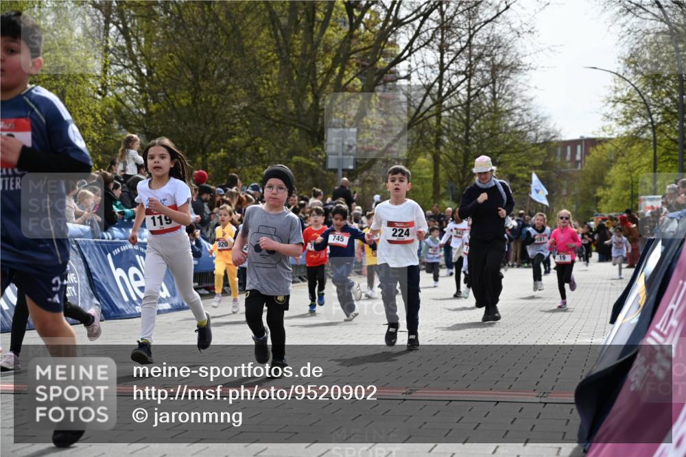 12.04.2026 - 45. Internationalen Wilhelmsburger Insellauf J. Mangold http://msf.ph/oto/9520902 12.04.2026 14:10:05 Ziel 1503, 736, 715, 6, 1504, 412, 681, 640, 248, 441, 723, 119, 186, 224, 745, 207, 920, 770, 182, 19, 913, 181, 529, 942 meine-sportfotos.de