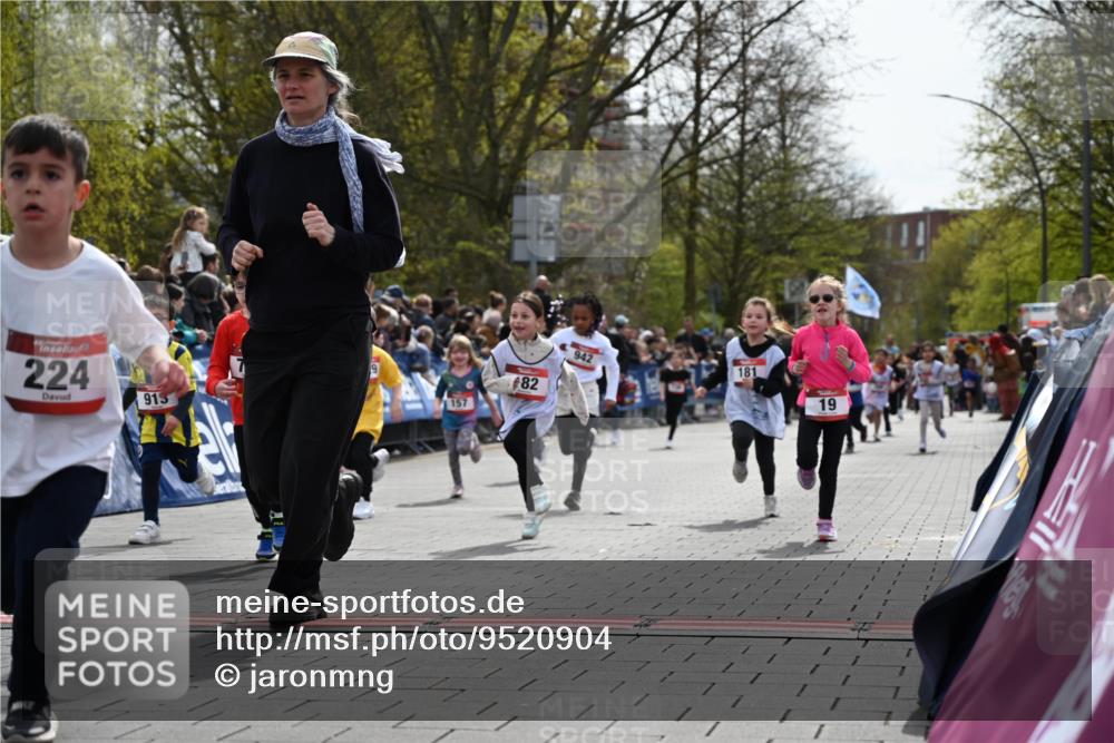 12.04.2026 - 45. Internationalen Wilhelmsburger Insellauf J. Mangold http://msf.ph/oto/9520904 12.04.2026 14:10:07 Ziel 640, 248, 441, 723, 119, 186, 224, 745, 207, 920, 770, 182, 19, 913, 181, 529, 942, 157, 1518, 192 meine-sportfotos.de