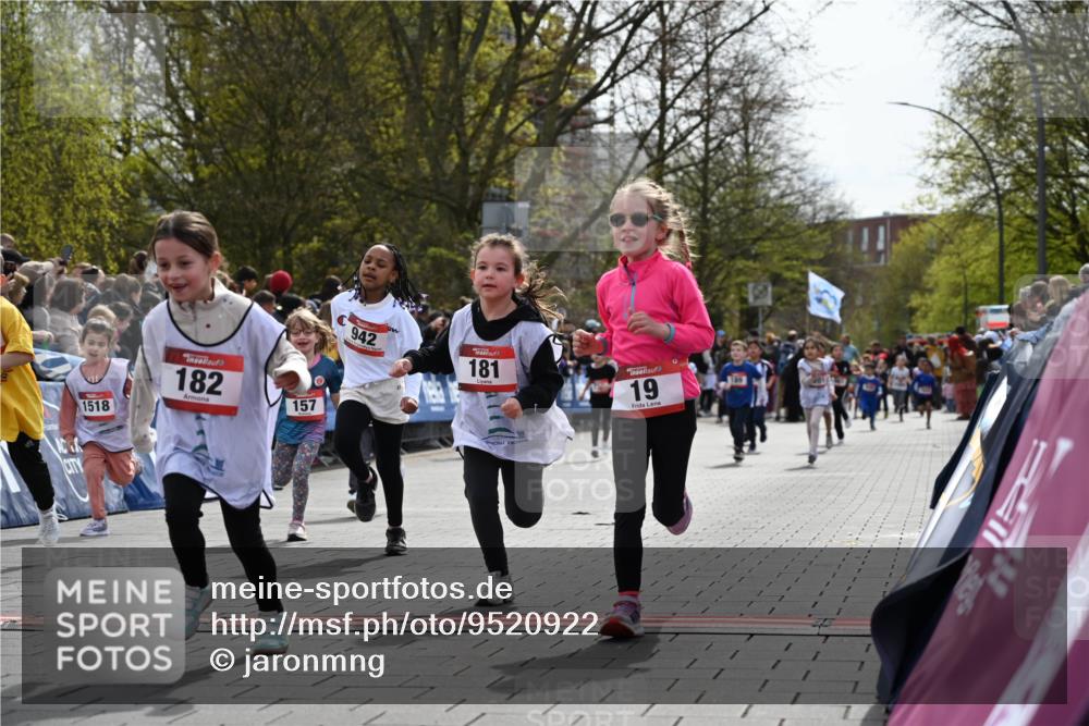 12.04.2026 - 45. Internationalen Wilhelmsburger Insellauf J. Mangold http://msf.ph/oto/9520922 12.04.2026 14:10:09 Ziel 723, 119, 186, 224, 745, 207, 920, 770, 182, 19, 913, 181, 529, 942, 157, 1518, 192 meine-sportfotos.de