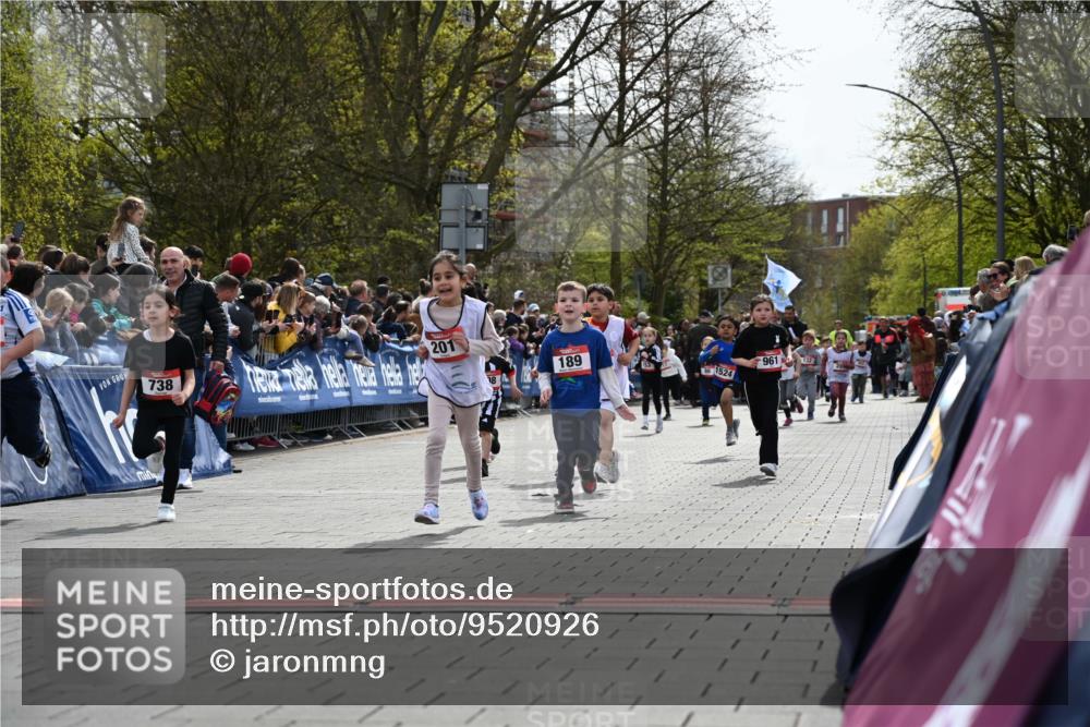 12.04.2026 - 45. Internationalen Wilhelmsburger Insellauf J. Mangold http://msf.ph/oto/9520926 12.04.2026 14:10:13 Ziel 913, 181, 529, 942, 157, 1518, 192, 946, 738, 201, 189, 269, 1524, 961, 938, 198, 932, 639 meine-sportfotos.de