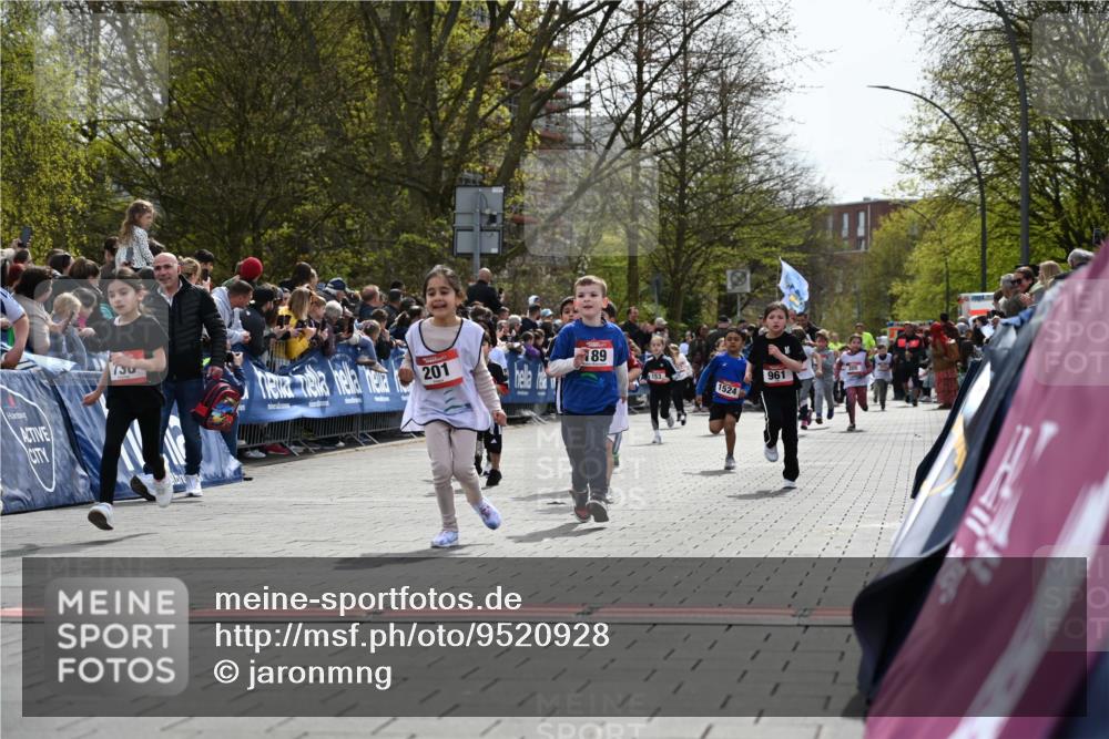 12.04.2026 - 45. Internationalen Wilhelmsburger Insellauf J. Mangold http://msf.ph/oto/9520928 12.04.2026 14:10:13 Ziel 913, 181, 529, 942, 157, 1518, 192, 946, 738, 201, 189, 269, 1524, 961, 938, 198, 932, 639 meine-sportfotos.de