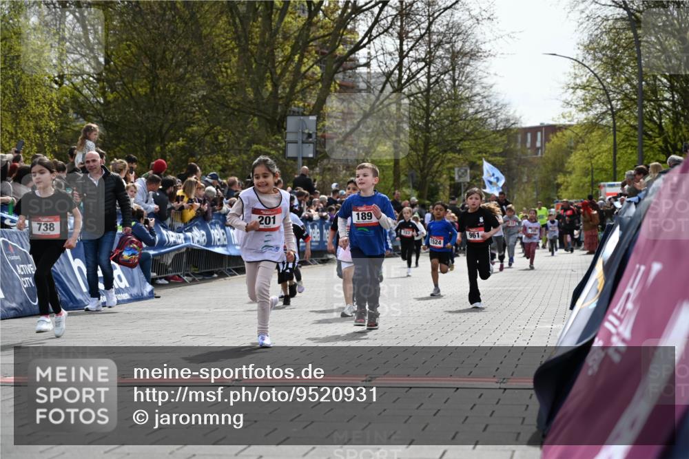 12.04.2026 - 45. Internationalen Wilhelmsburger Insellauf J. Mangold http://msf.ph/oto/9520931 12.04.2026 14:10:13 Ziel 913, 181, 529, 942, 157, 1518, 192, 946, 738, 201, 189, 269, 1524, 961, 938, 198, 932, 639 meine-sportfotos.de