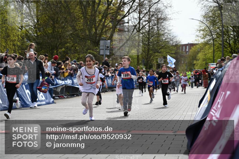 12.04.2026 - 45. Internationalen Wilhelmsburger Insellauf J. Mangold http://msf.ph/oto/9520932 12.04.2026 14:10:14 Ziel 157, 1518, 192, 946, 738, 201, 189, 269, 1524, 961, 938, 198, 932, 639 meine-sportfotos.de