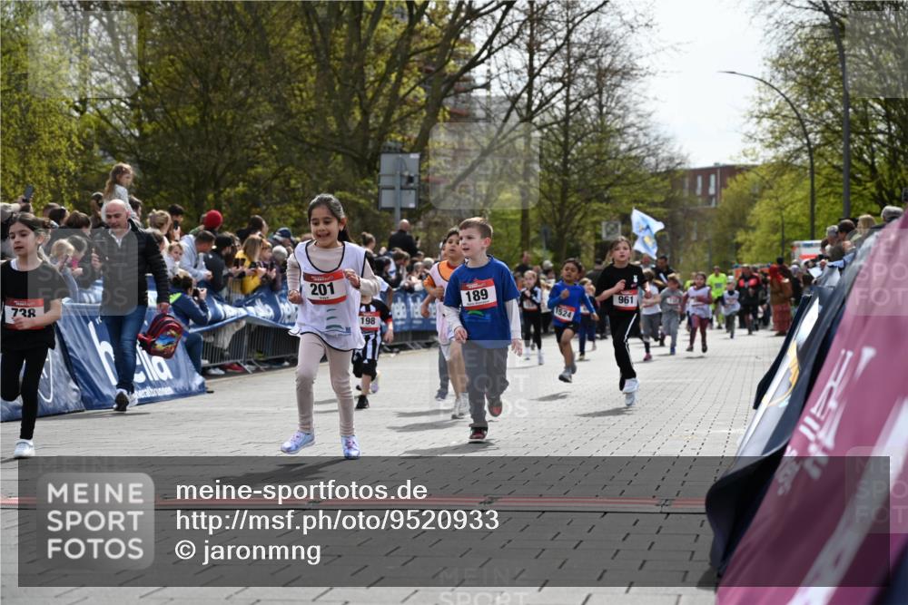 12.04.2026 - 45. Internationalen Wilhelmsburger Insellauf J. Mangold http://msf.ph/oto/9520933 12.04.2026 14:10:14 Ziel 157, 1518, 192, 946, 738, 201, 189, 269, 1524, 961, 938, 198, 932, 639 meine-sportfotos.de