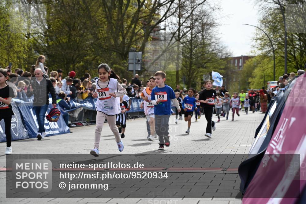 12.04.2026 - 45. Internationalen Wilhelmsburger Insellauf J. Mangold http://msf.ph/oto/9520934 12.04.2026 14:10:14 Ziel 157, 1518, 192, 946, 738, 201, 189, 269, 1524, 961, 938, 198, 932, 639 meine-sportfotos.de