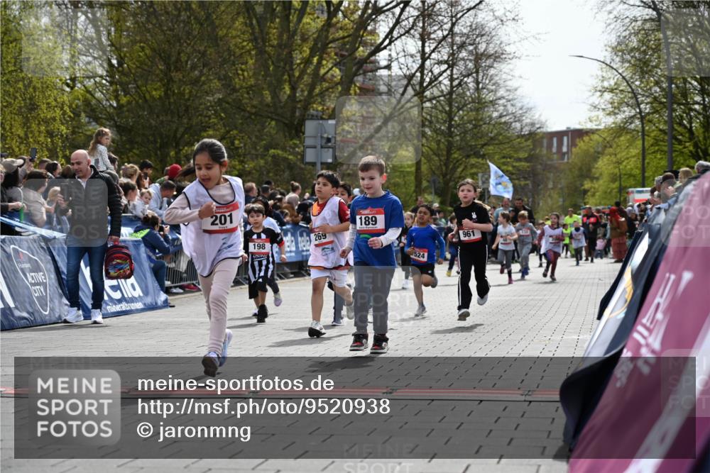 12.04.2026 - 45. Internationalen Wilhelmsburger Insellauf J. Mangold http://msf.ph/oto/9520938 12.04.2026 14:10:14 Ziel 157, 1518, 192, 946, 738, 201, 189, 269, 1524, 961, 938, 198, 932, 639 meine-sportfotos.de