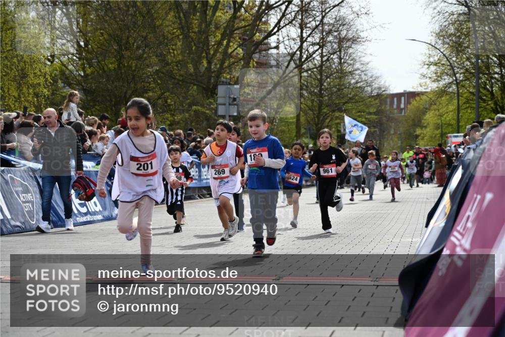 12.04.2026 - 45. Internationalen Wilhelmsburger Insellauf J. Mangold http://msf.ph/oto/9520940 12.04.2026 14:10:14 Ziel 157, 1518, 192, 946, 738, 201, 189, 269, 1524, 961, 938, 198, 932, 639 meine-sportfotos.de