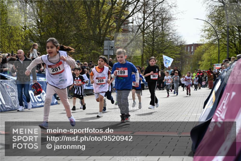 12.04.2026 - 45. Internationalen Wilhelmsburger Insellauf J. Mangold http://msf.ph/oto/9520942 12.04.2026 14:10:14 Ziel 157, 1518, 192, 946, 738, 201, 189, 269, 1524, 961, 938, 198, 932, 639 meine-sportfotos.de