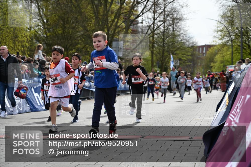 12.04.2026 - 45. Internationalen Wilhelmsburger Insellauf J. Mangold http://msf.ph/oto/9520951 12.04.2026 14:10:15 Ziel 192, 946, 738, 201, 189, 269, 1524, 961, 938, 198, 932, 639, 205, 153, 48 meine-sportfotos.de