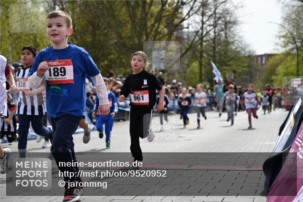 12.04.2026 - 45. Internationalen Wilhelmsburger Insellauf J. Mangold http://msf.ph/oto/9520952 12.04.2026 14:10:16 Ziel 946, 738, 201, 189, 269, 1524, 961, 938, 198, 932, 639, 205, 153, 48, 86, 132, 417 meine-sportfotos.de