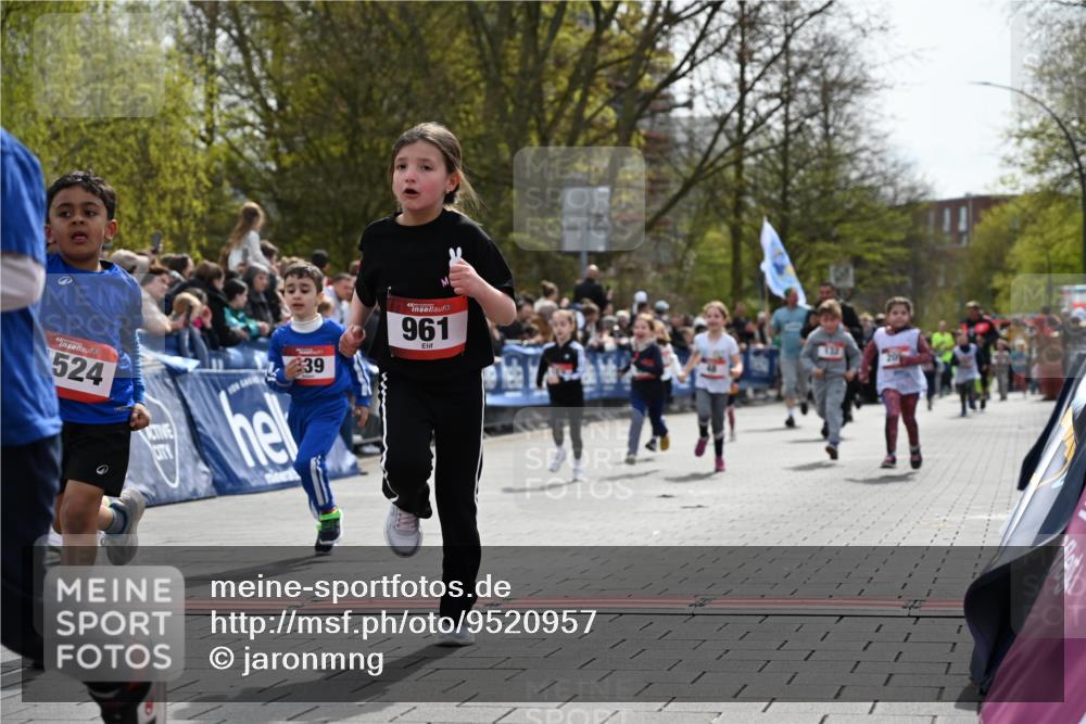 12.04.2026 - 45. Internationalen Wilhelmsburger Insellauf J. Mangold http://msf.ph/oto/9520957 12.04.2026 14:10:17 Ziel 946, 738, 201, 189, 269, 1524, 961, 938, 198, 932, 639, 205, 153, 48, 86, 132, 417 meine-sportfotos.de