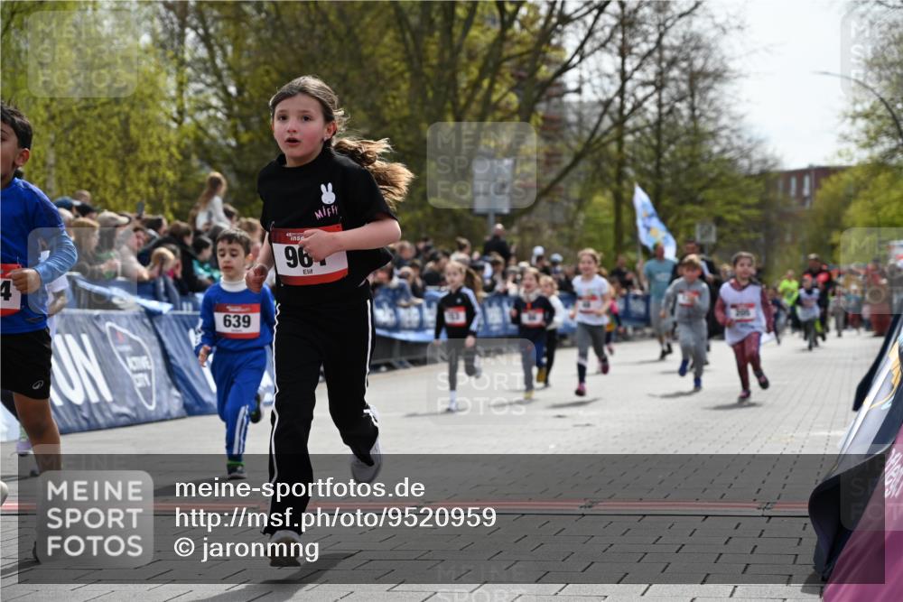 12.04.2026 - 45. Internationalen Wilhelmsburger Insellauf J. Mangold http://msf.ph/oto/9520959 12.04.2026 14:10:17 Ziel 946, 738, 201, 189, 269, 1524, 961, 938, 198, 932, 639, 205, 153, 48, 86, 132, 417 meine-sportfotos.de