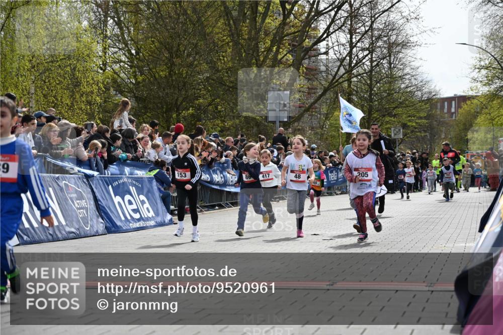 12.04.2026 - 45. Internationalen Wilhelmsburger Insellauf J. Mangold http://msf.ph/oto/9520961 12.04.2026 14:10:18 Ziel 946, 738, 201, 189, 269, 1524, 961, 938, 198, 932, 639, 205, 153, 48, 86, 132, 417 meine-sportfotos.de