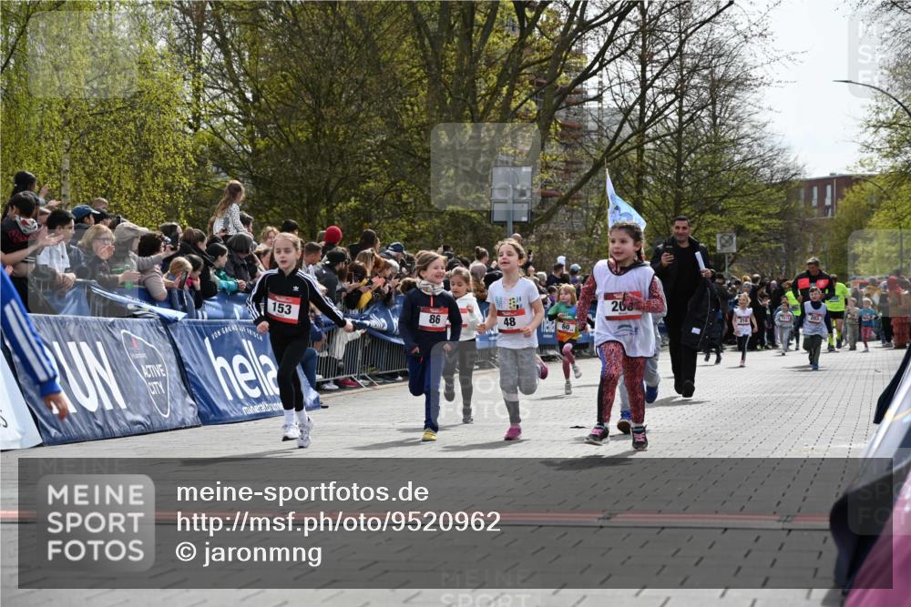 12.04.2026 - 45. Internationalen Wilhelmsburger Insellauf J. Mangold http://msf.ph/oto/9520962 12.04.2026 14:10:18 Ziel 946, 738, 201, 189, 269, 1524, 961, 938, 198, 932, 639, 205, 153, 48, 86, 132, 417 meine-sportfotos.de
