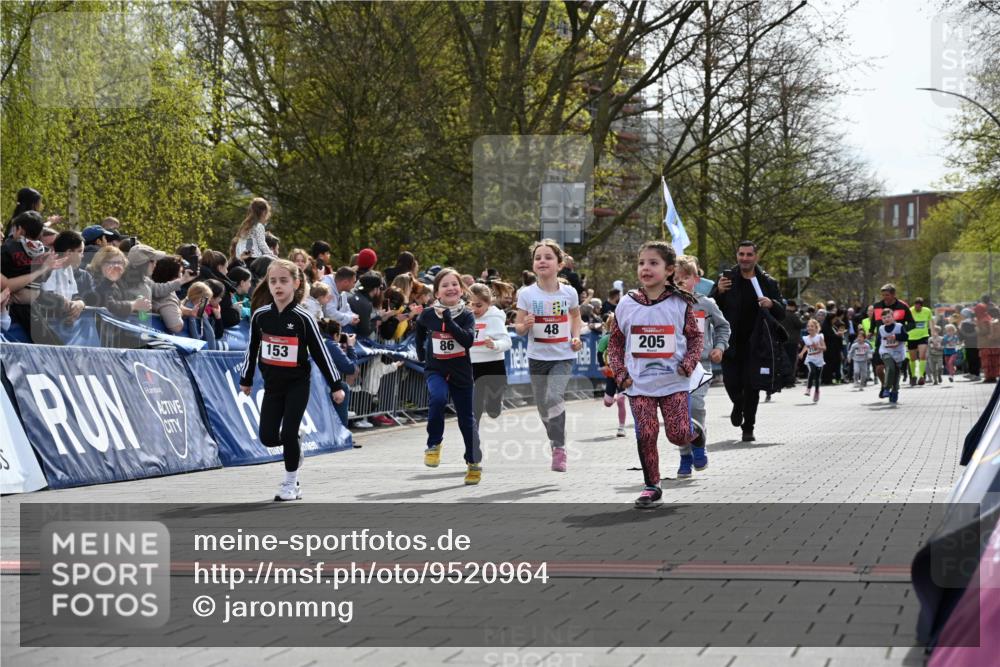 12.04.2026 - 45. Internationalen Wilhelmsburger Insellauf J. Mangold http://msf.ph/oto/9520964 12.04.2026 14:10:18 Ziel 946, 738, 201, 189, 269, 1524, 961, 938, 198, 932, 639, 205, 153, 48, 86, 132, 417 meine-sportfotos.de
