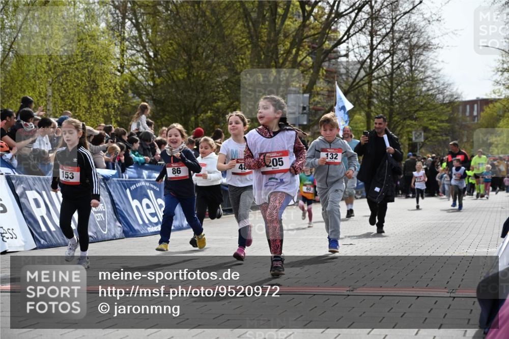 12.04.2026 - 45. Internationalen Wilhelmsburger Insellauf J. Mangold http://msf.ph/oto/9520972 12.04.2026 14:10:19 Ziel 189, 269, 1524, 961, 938, 198, 932, 639, 205, 153, 48, 86, 132, 417, 60 meine-sportfotos.de