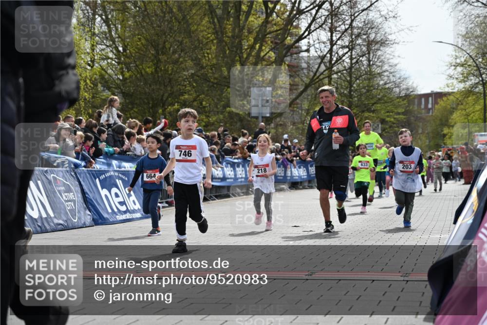 12.04.2026 - 45. Internationalen Wilhelmsburger Insellauf J. Mangold http://msf.ph/oto/9520983 12.04.2026 14:10:23 Ziel 205, 153, 48, 86, 132, 417, 60, 746, 664, 218, 203, 633 meine-sportfotos.de
