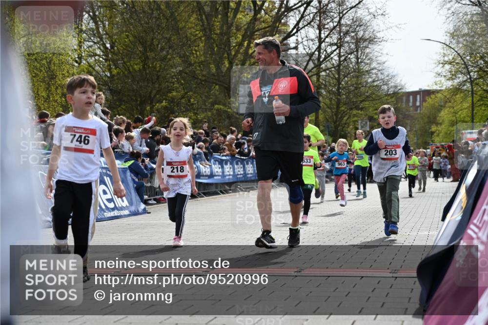 12.04.2026 - 45. Internationalen Wilhelmsburger Insellauf J. Mangold http://msf.ph/oto/9520996 12.04.2026 14:10:25 Ziel 60, 746, 664, 218, 203, 633, 963 meine-sportfotos.de