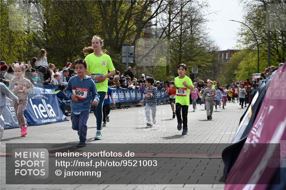 12.04.2026 - 45. Internationalen Wilhelmsburger Insellauf J. Mangold http://msf.ph/oto/9521003 12.04.2026 14:10:30 Ziel 633, 963, 1513, 909, 708, 615, 184, 187, 42, 706, 246 meine-sportfotos.de