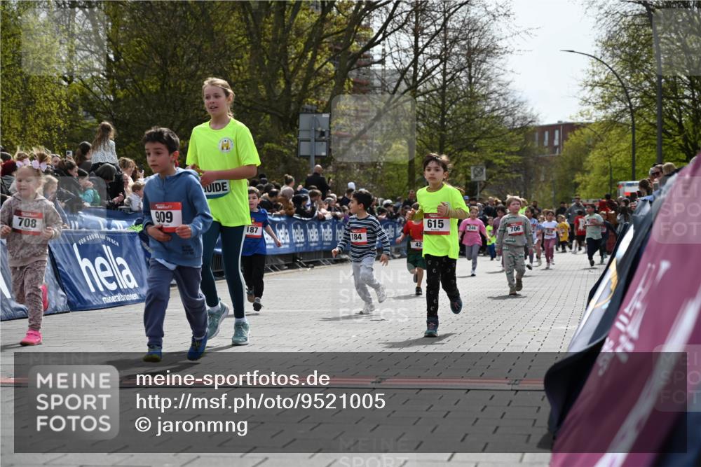 12.04.2026 - 45. Internationalen Wilhelmsburger Insellauf J. Mangold http://msf.ph/oto/9521005 12.04.2026 14:10:30 Ziel 633, 963, 1513, 909, 708, 615, 184, 187, 42, 706, 246 meine-sportfotos.de
